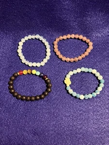 5 Stück farbige dehnbare Perlen Armbänder Halbedelsteine - Bild 1 von 2