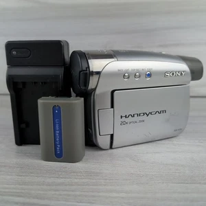 Sony Handycam DCR-HC24 MiniDV Camcorder silber getestet mit neuem Akku & Ladegerät - Bild 1 von 8