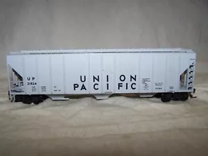 HO Scale 3-Bay Covered Hopper U.P.(RTR) - Picture 1 of 20