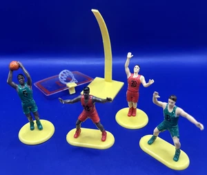 Vintage Basketball 2,5" groß Kunststoff Spieler Figuren Tortenaufleger - 4 Spieler mit Reifen - Bild 1 von 14