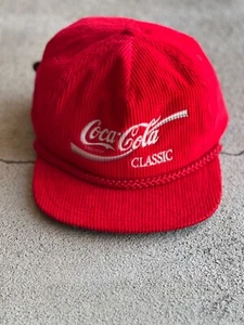 Raro cappello vintage Coca-Cola in velluto a coste con cinturino regolabile - Foto 1 di 4