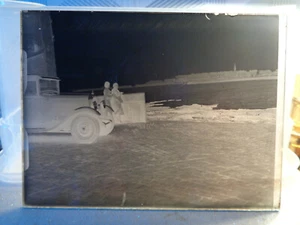 PLAQUE PHOTO VERRE  VOITURE ANCIENNE PRES DE LA DESCENTE A LA MER  MARINE - Picture 1 of 1