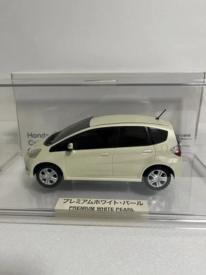 1/24 HONDA FIT RS DEALER BESPOKE COLOR SAMPLE PREMIUM WHITE PEARL 26694 - Image 1 of 4