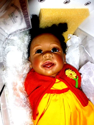 ASHTON DRAKE/LINDA MURRAY 19 英寸树脂娃娃 "IMANI" 带音乐毯和真品证明 — 第 1/4 张图片