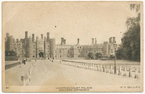 Hampton Court Palace, Western Approach, 1931 postcard  to R. Thackray, nr. Ripon - Picture 1 of 2