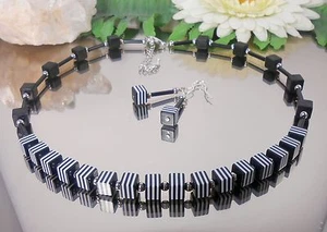 BILDSCHÖNES SET / Collier Würfel Kette + Ohrhänger in SCHWARZ WEISS / ML 50 cm - Bild 1 von 4