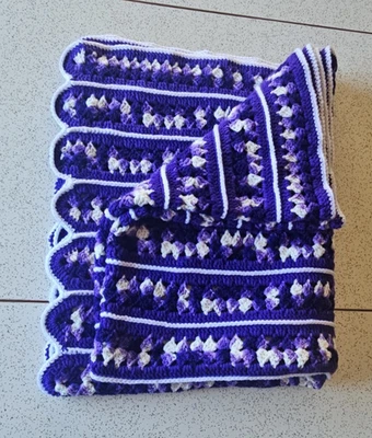 "Manta de ganchillo casera vintage púrpura blanco a rayas borde de vieira 62""x44""" Foto 1 de 3