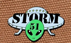 Pin de esmalte alienígena Uve Robot's Storm Area 51 pasador de solapa fría área 51 meme de EE. UU. - Imagen 1 de 2