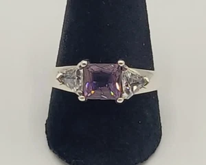 Anello in argento sterling 925 con pietre viola taglio trilione di pietre laterali zirconi misura 8 - Foto 1 di 12