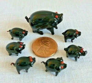 Lote de 7 estatuillas de micro lechón de vidrio miniatura negro familia de cerdos #11 - Imagen 1 de 4