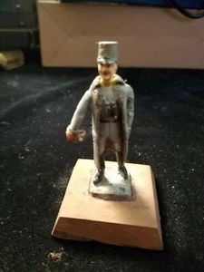 Soldado militar francés en miniatura de plomo vintage sobre base de madera - Imagen 1 de 5