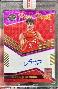 2021-22 Elite Alperen Sengun Rookie Pen Pals Purple On Card Auto RC /25 Sealed - Bild 1 von 1