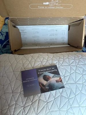 Almohada ajustable con infusión de gel de corte cruzado Coop Home Goods The Eden, talla Queen Foto 1 de 4