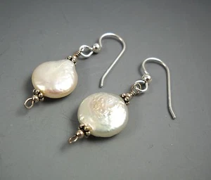 Delicada moneda colgante hecha a mano perla 12 mm plata de ley .925 oreja francesa cables - Imagen 1 de 3