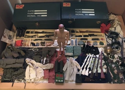 Hasbro 1964 GI Joe Action Soldier com dois footlockers e acessórios sortidos - Imagem 1 de 4