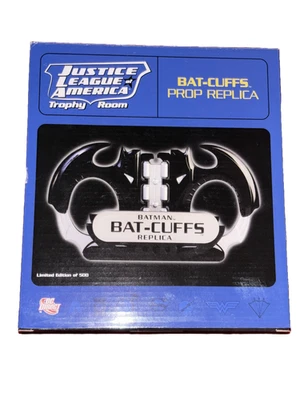 Réplica de utilería JLA Trophy Room DC Comics Bat-Cuffs #028/500 (LA MÁS BAJA # EN CUALQUIER LUGAR) Foto 1 de 4