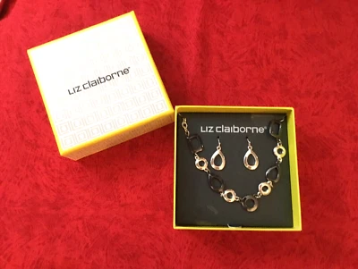Juego de pendientes de lágrima y cadena circular de color plata y ónix Liz Claiborne nuevo en caja Foto 1 de 3
