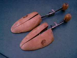SNYDER & LITTLE D.C. SZ 4 WOODEN SHOE TREES VINTAGE SET WITH WOODEN KNOB - Picture 1 of 6