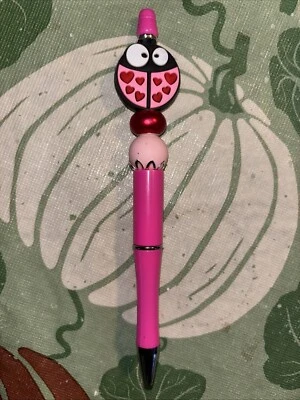 Bolígrafo con cuentas hecho a mano para un amante de Ladybug Foto 1 de 3