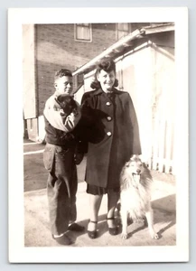 Foto vintage de la década de 1940 - El mejor amigo del hombre niño y niña con perro y cachorro Collie - Imagen 1 de 3