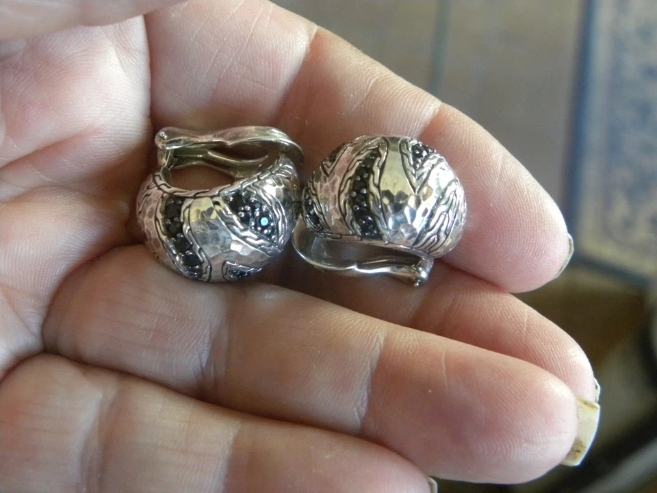 JOHN HARDY Palu Macan Esterlina Buda Vientre Martillado Zafiro Negro Clip Pendientes Foto 1 de 4