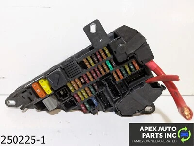 Оригинальный распределительный блок предохранителей для заднего багажника BMW 530i 3,5 л 2004-2007 годов выпуска - Изображение 1 из 4