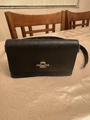 Bolso cinturón Coach de cuero negro con solapa en caja Foto 1 de 4