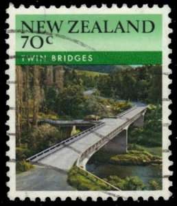 NEW ZEALAND 827 (SG1369) - Architecture "Twin Bridges" (pf9496) - Picture 1 of 1