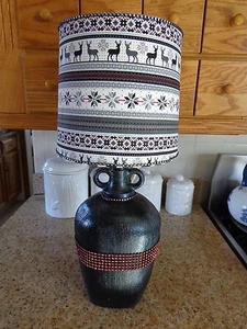 Volkskunst große Doppelgriff Apfelwein Krug Tisch/Schreibtischlampe (schwarz/weiß/rot) - Bild 1 von 3