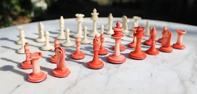 Antiguo juego de ajedrez piezas antiguo detallado pieza de hueso tallado arte tallado Foto 1 de 4