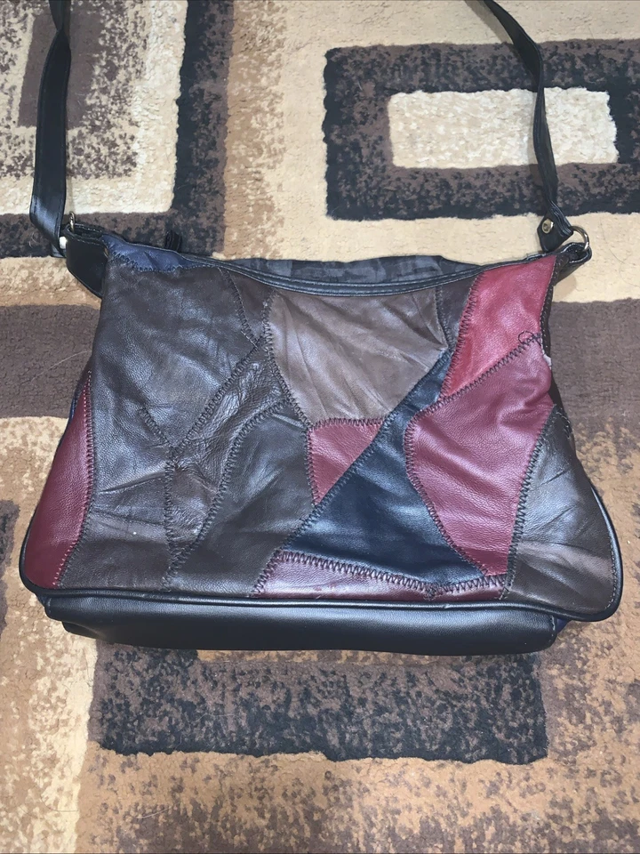 Libro de bolsillo Covington con correa ajustable parche multicolor para mujer Foto 1 de 4