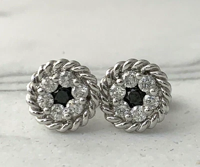 Aretes redondos con racimo de diamantes blancos y negros en oro blanco macizo de 14 k Foto 1 de 4