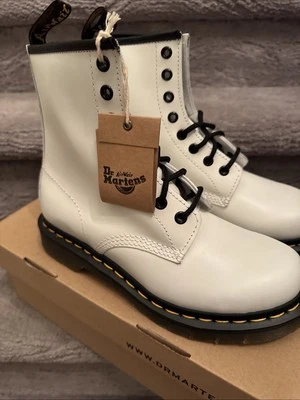 NUEVO EN CAJA DOCS MARTENS 1460 W Botas de Combate de Cuero Liso Blanco EE. UU. 7 UK 5 Foto 1 de 4