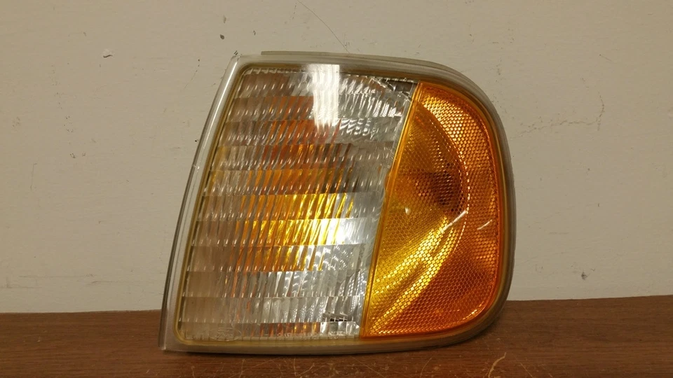 2000 FORD EXPEDITION LEFT/DRIVER CORNER LIGHT OEM *CRACK - Image 1 of 1