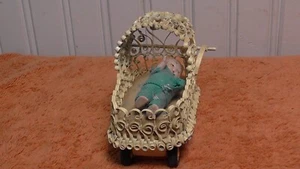 ANTIKER MINIATUR METALL KINDERWAGEN BUGGY & KLEINE BISKUITPUPPE - Bild 1 von 10