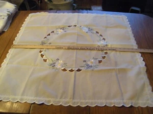Quadratische Gänseblümchen & Blumen Tischauflage Tuch Deckchen 31" Stickerei Polyester gebraucht - Bild 1 von 12