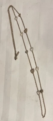 "Collar Coach New York 36"" tono dorado con cristales y pequeños dijes de corazón delicado" Foto 1 de 4