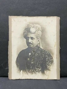 ANTIGUA FOTOGRAFÍA DE RETRATO VINTAGE RARA INDIA RAJPUT MAHARAJA KING BLANCO Y NEGRO - Imagen 1 de 12