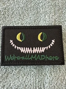CHERSHIRE CAT WE’RE ALL MAD HERE 2x3 bestickt Moral Patch Haken Rückseite Neu - Bild 1 von 4