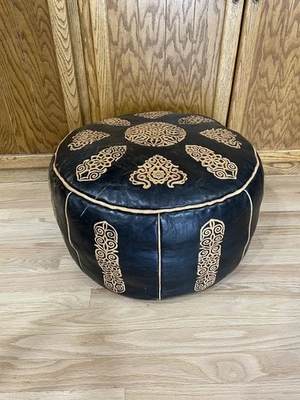 Puf de cuero artesanal marroquí ElMerrouni hecho a mano cuero negro y tostado Foto 1 de 4