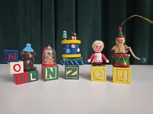 Lote de 5 piezas de adornos navideños de madera vintage de los años 70 - ¡Magia navideña hecha a mano! - Imagen 1 de 2