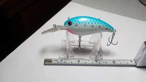 UNK. WHITE/BLUE BACK/RED THROAT/DOTS, CRANKBAIT, 2 1/2" BODY, 4" OA,==MINT== - Picture 1 of 3