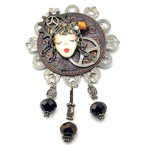 Colgante o prendedor artesanal Steampunk cara de reloj mujer engranajes cuentas 3,5" - Imagen 1 de 7