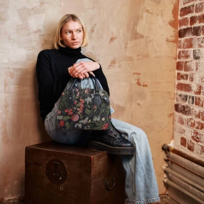 Signare Tapestry Hand Shoulder Crossbody Bag For Woman Floral Garden Design - Image 1 of 4