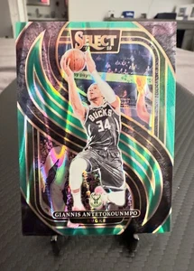 2024-25 Panini Select Green Tectonic Prizm Giannis Antetokounmpo #137 - Foto 1 di 2