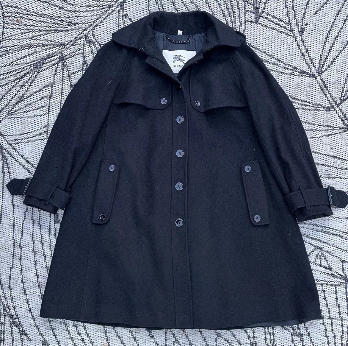 Vintage Burberry Trench In Women's Coats & Jackets for sale Vintage Burberry Trench In Women's Coats & Jackets for sale