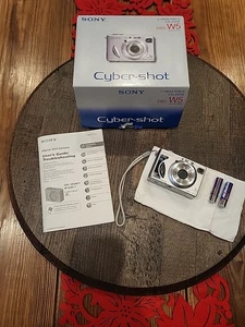 Sony Cyber-Shot 5.1 Mega Pixel fotocamera digitale DSC-W5 argento PER RIPARAZIONE RICAMBI - Foto 1 di 19