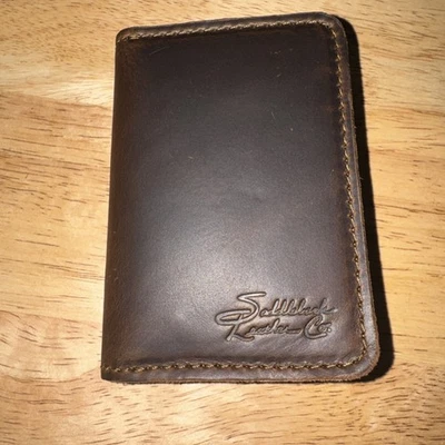 马鞍背皮革修身双折钱包深咖啡棕色皮革双折 — 第 1/4 张图片