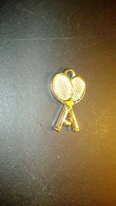 Ciondolo rastrello e pallina da tennis placcato oro. Giocatori di tennis. - Foto 1 di 3