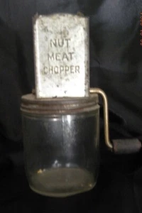 Antike 1950er Jahre Nuss Fleisch Häcksler Vintage Metall Lebensmittel Reibe mit Glas Glas auf - Bild 1 von 3